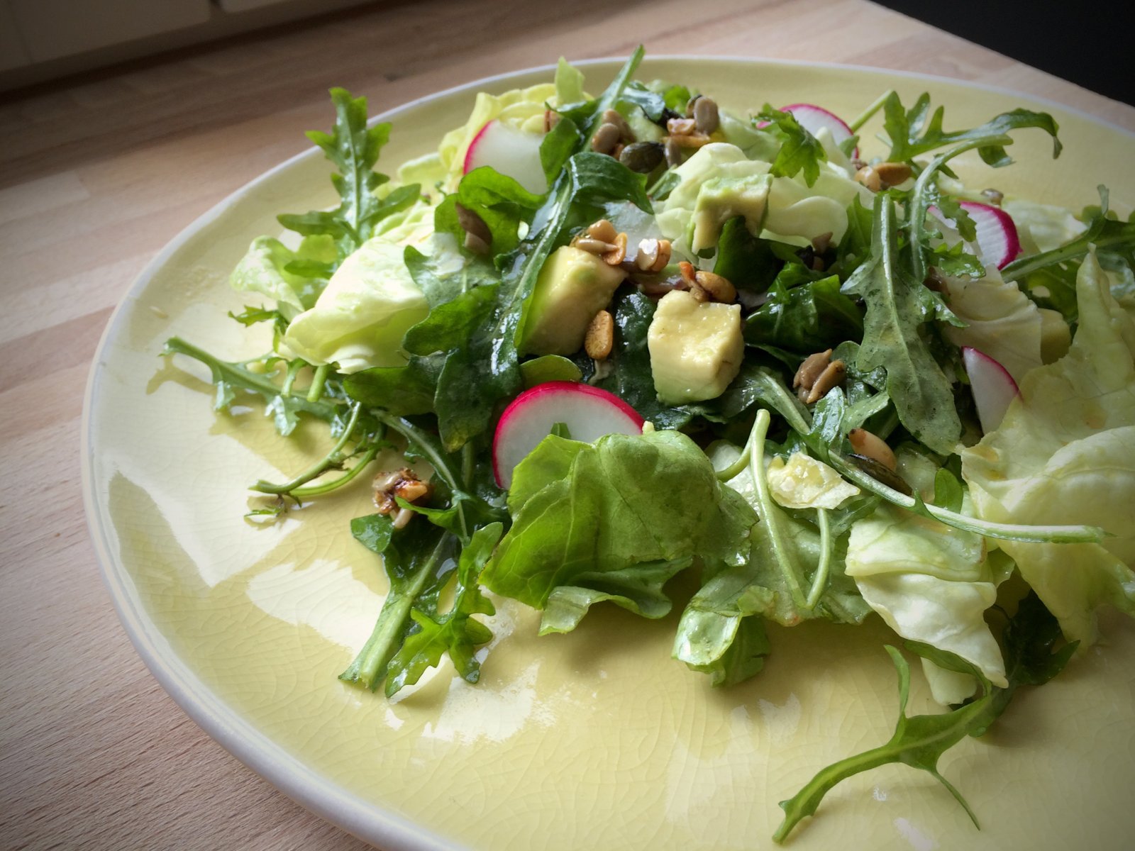 Insalata con semi pepati e avocado