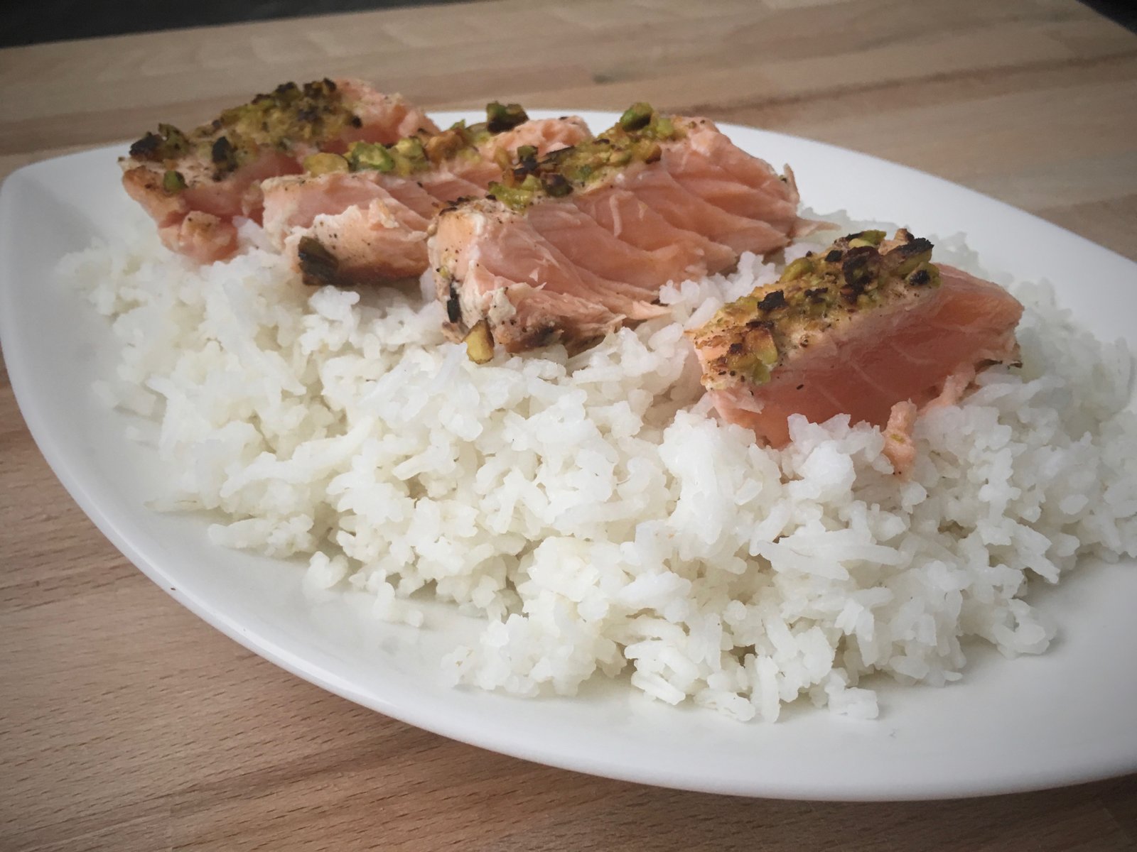 Salmone scottato con granella di pistacchi