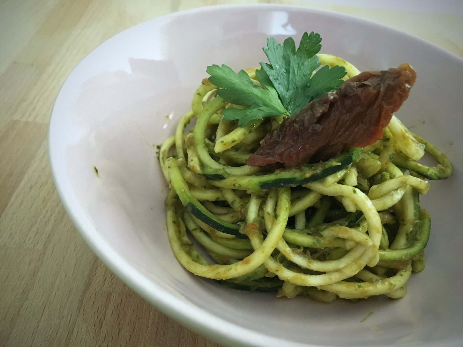 Zoodles in pesto di prezzemolo e pomodori secchi